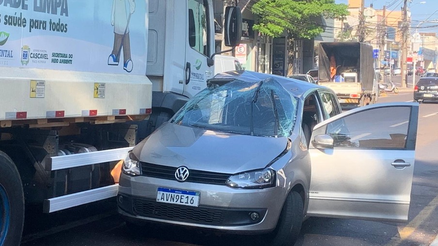 Caminhão da coleta de lixo e carro batem na Rua Paraná