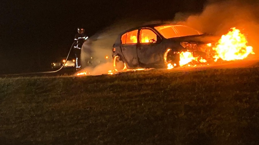 Carro fica totalmente destruído pelo fogo na BR-277