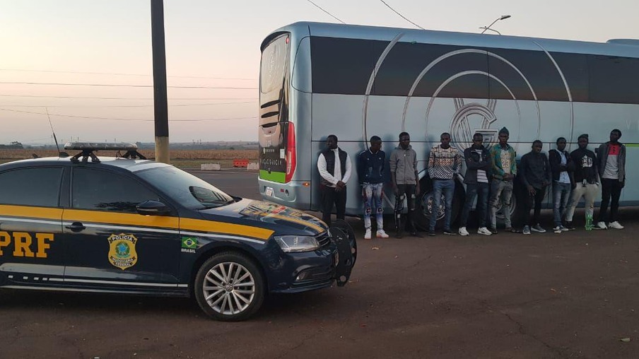 PRF intercepta ônibus com dez imigrantes senegaleses em situação ilegal no Paraná