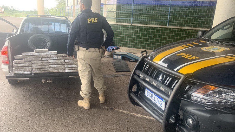 PRF prende dupla com maconha em fundo falso de caminhonete no Paraná