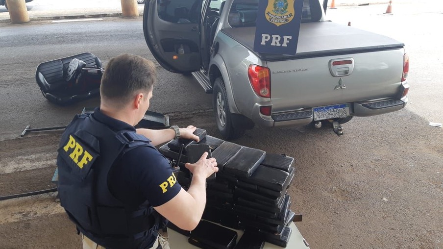 PRF descobre 74 quilos de cocaína em fundo falso de caminhonete no Paraná