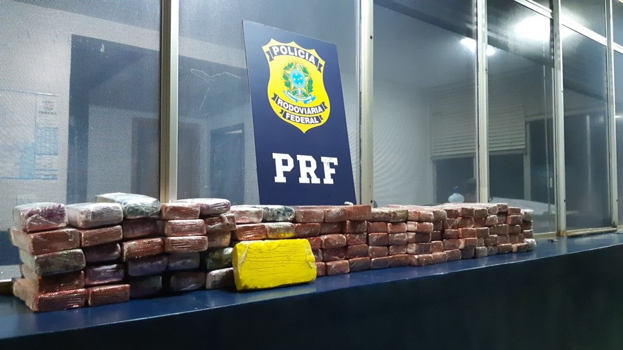 PRF recupera veículo com droga em fundo falso