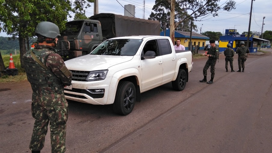Exército faz bloqueio na BR-163 em Lindoeste