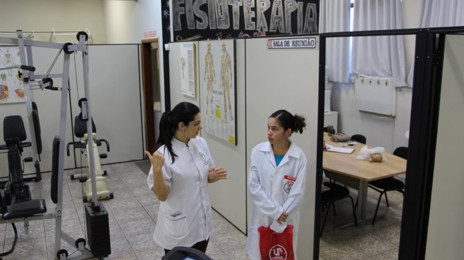 Patricia Beatriz (à direita) em conversa com a responsável técnica da Clínica de Fisioterapia, Priscila Fleck 