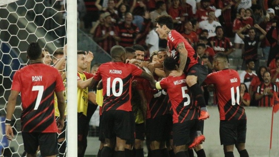 Athletico bate Botafogo em casa e encosta no G-4 do Brasileirão