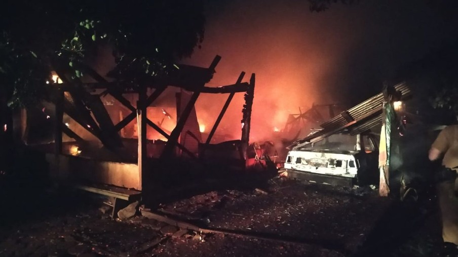 Casa e carro são destruídos em incêndio em Assis Chateaubriand 