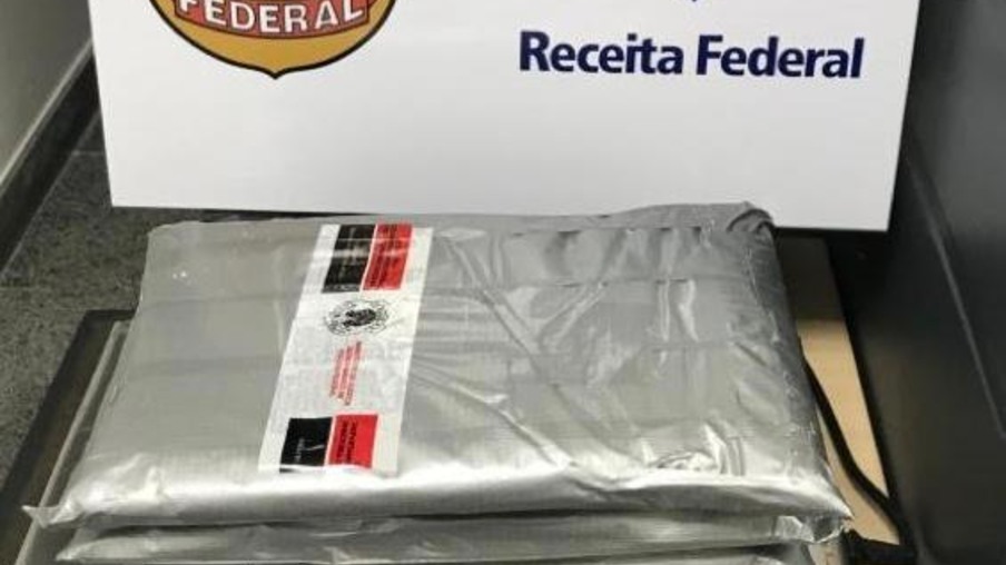 Peruana é presa em flagrante no Aeroporto Internacional de Foz do Iguaçu com cloridrato de cocaína
