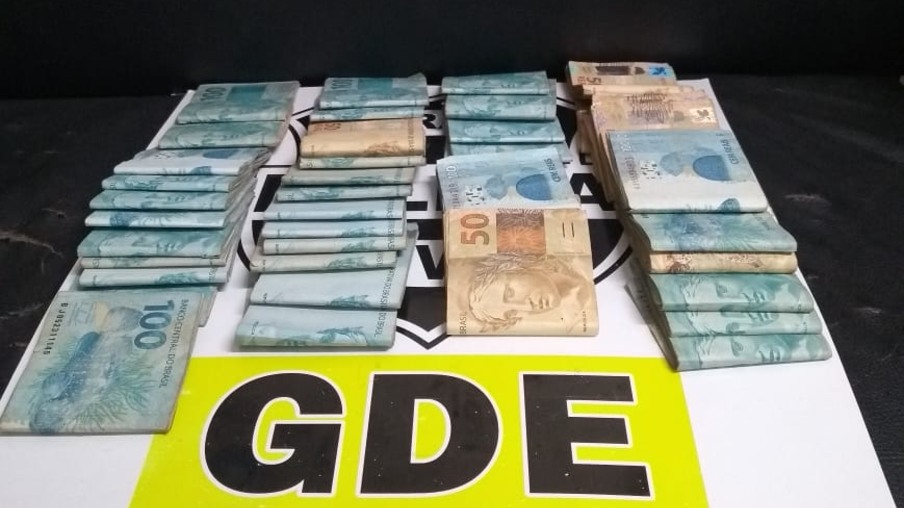 Polícia Civil prende dupla com mais de 40 mil reais
