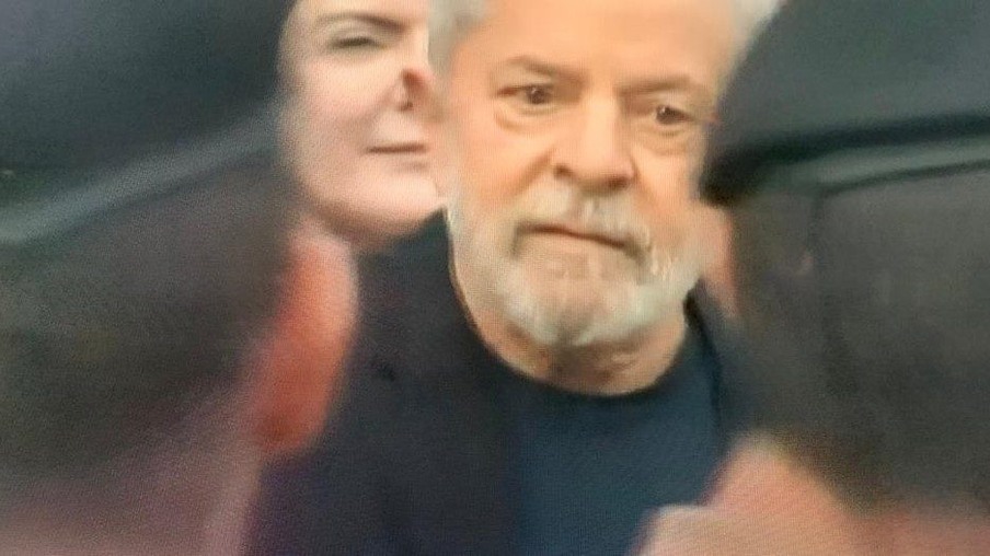 Lula saiu da PF nesta sexta-feira (8) — Foto: Reprodução/RPC

