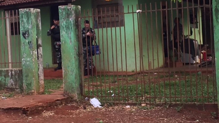 Após 30 horas, polícia estoura cativeiro e solta adolescentes reféns