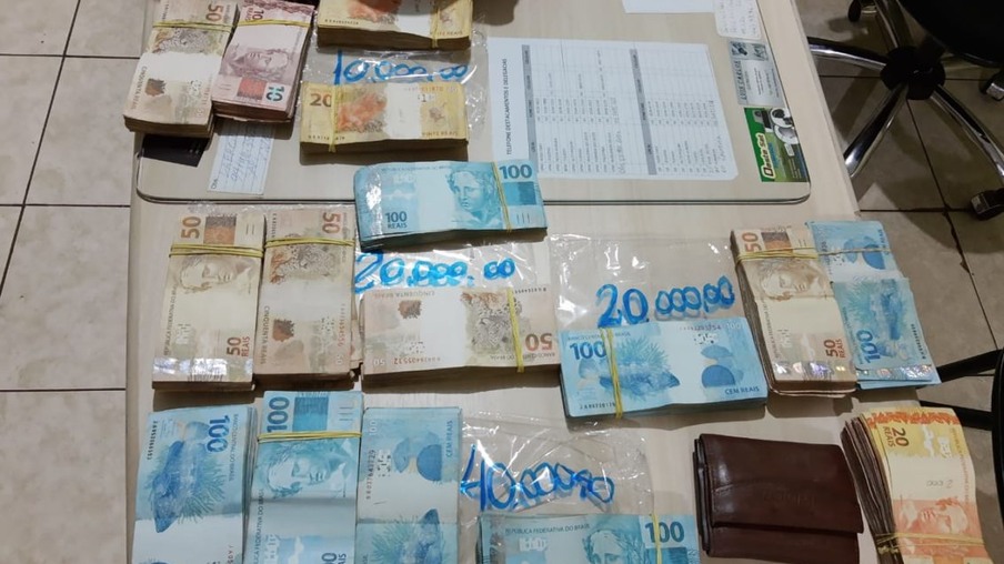 Polícia apreende mala com quase R$100 mil na PR-182
