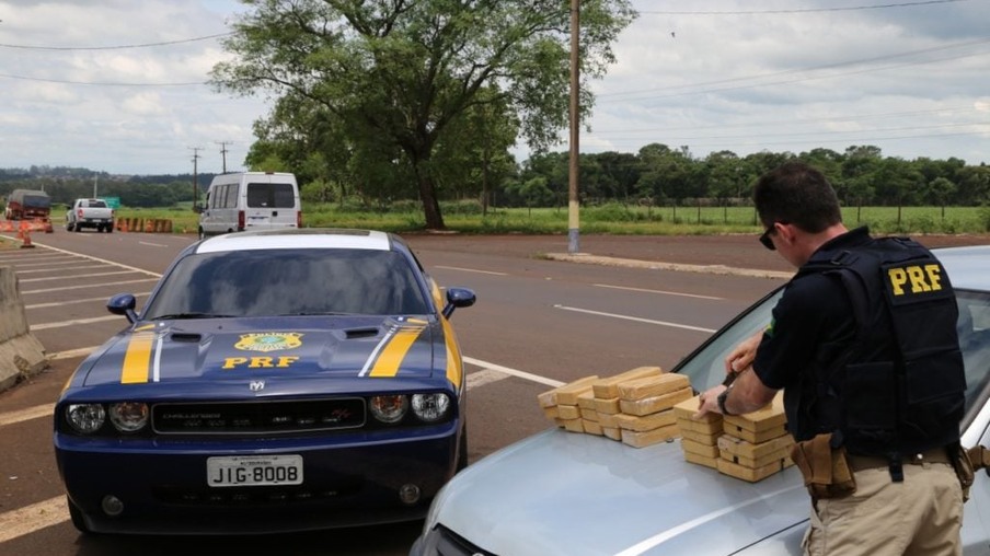 PRF apreende crack e cocaína escondidos em carro no oeste do Paraná