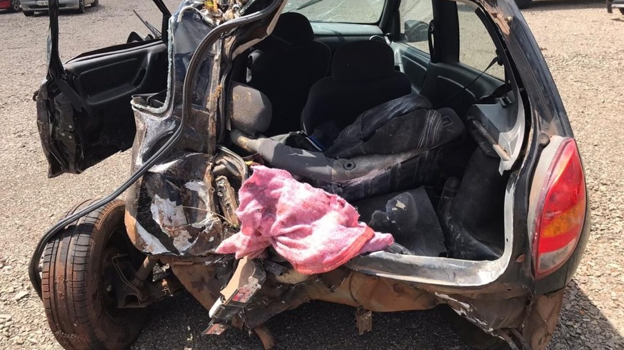 Três adolescentes morrem após carro sair da pista na BR-272 e bater contra árvore