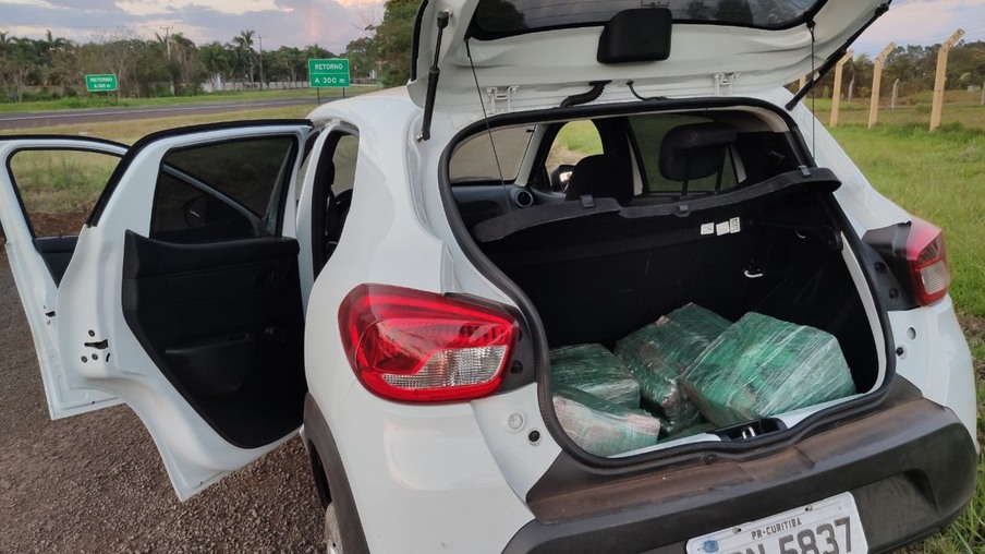 Homem é preso transportando 93kg de maconha em veículo roubado