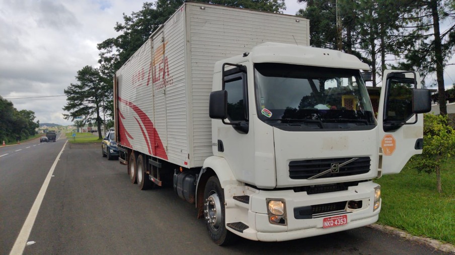 Caminhão carregado de cigarros contrabandeados é apreendido em Laranjeiras do Sul