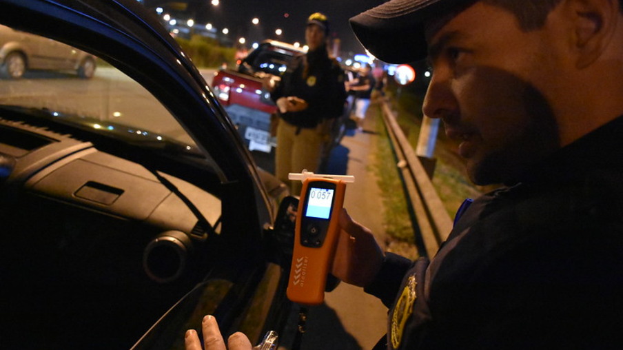 Durante o Carnaval no Paraná, PRF flagrou um motorista bêbado por hora nas estradas