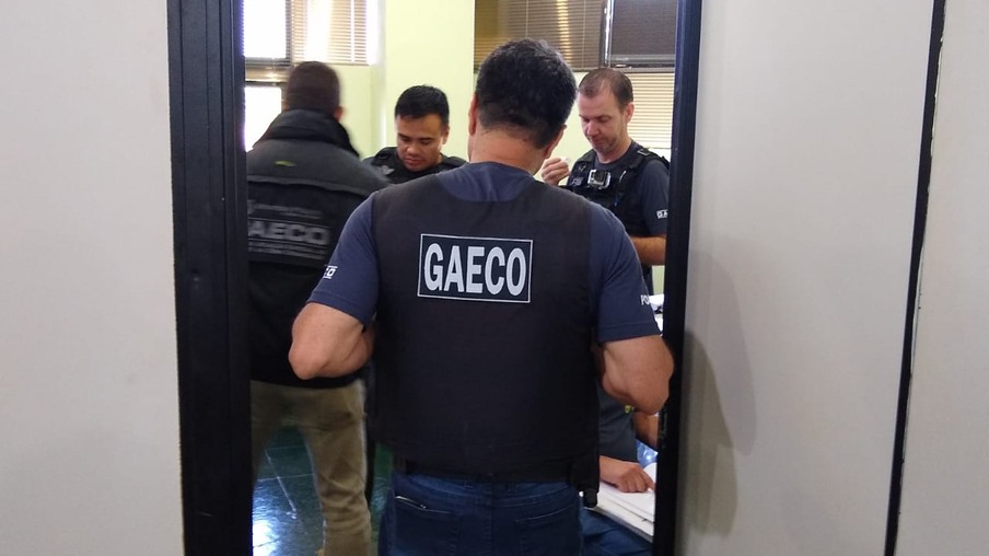 Gaeco cumpre mandados de busca em prefeitura e casa de ex-prefeito de Santa Tereza do Oeste
