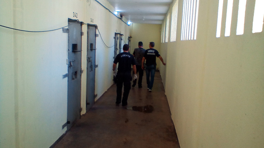 Visitas a presos seguem suspensas