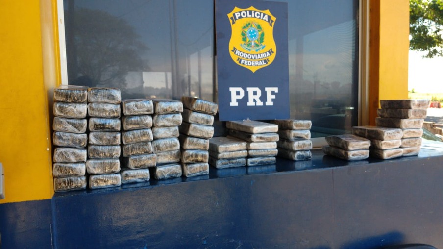 Cocaína e crack escondidos em automóvel são apreendidos pela PRF