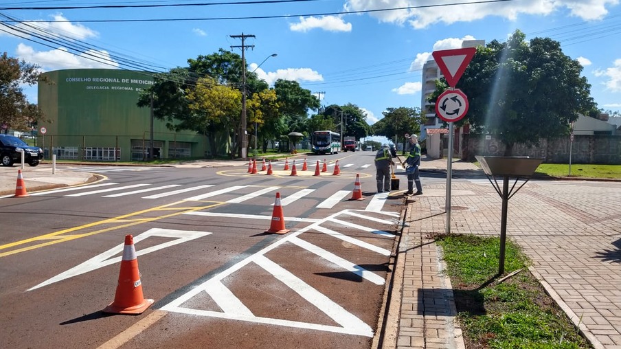 Bairro Tropical recebe rotatória no cruzamento das ruas Guaíra com Jequitibá
