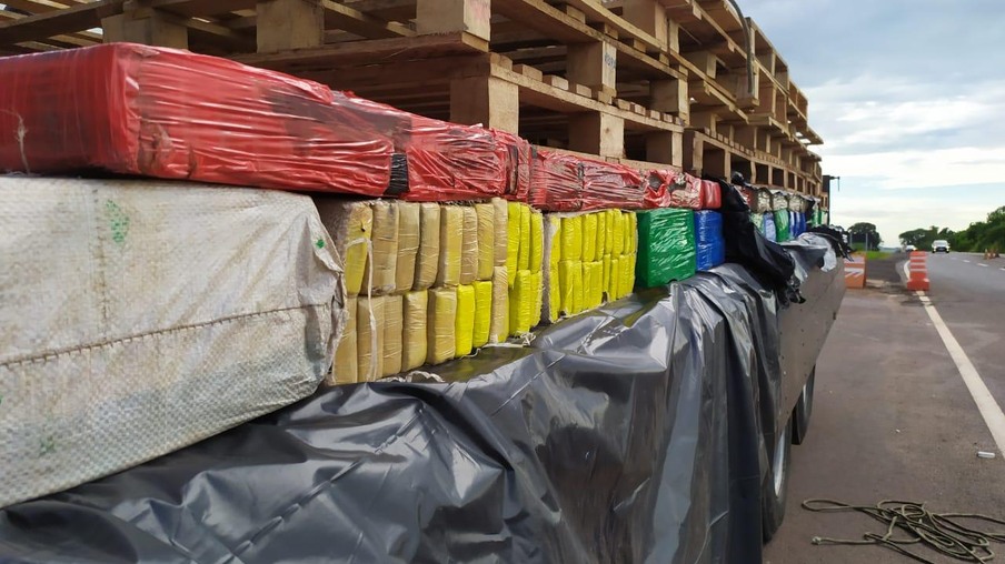 Polícia rodoviária apreende 3,5 toneladas de maconha em Iporã