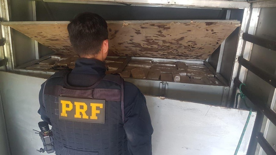 Polícia apreende maconha em fundo falso de caminhão em Laranjeiras do Sul