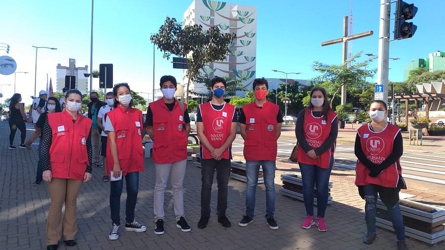 Voluntários de cursos da saúde integram campanha de conscientizam no Centro de Cascavel - Foto: Assessoria 