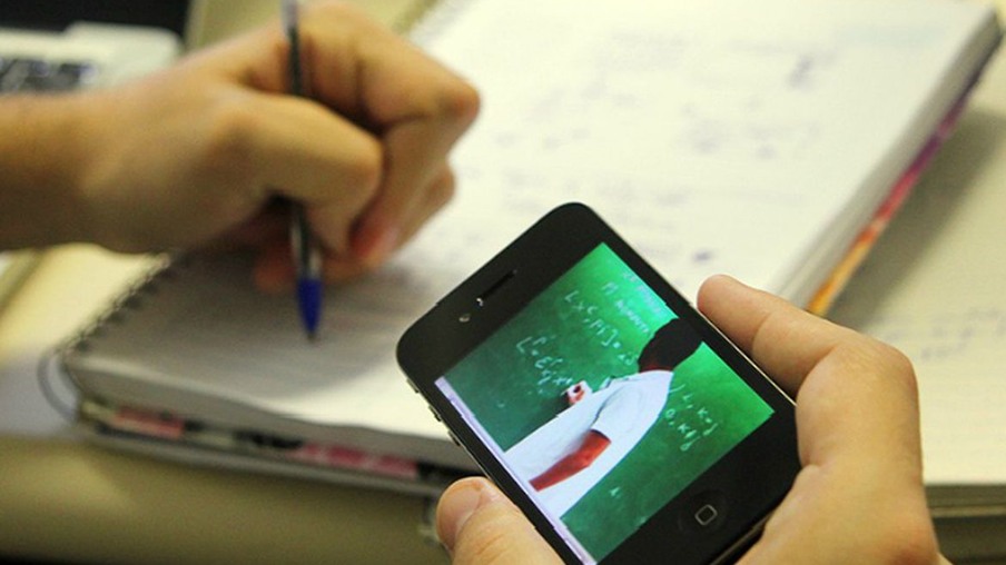 PANDEMIA - Conselho prepara documentos para orientar escolas sobre conteúdo on-line