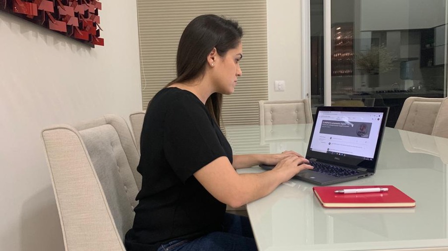 Professora Carla em home office: orientação e suporte técnico à equipe exigem dedicação em tempo integral - Foto: Divulgação