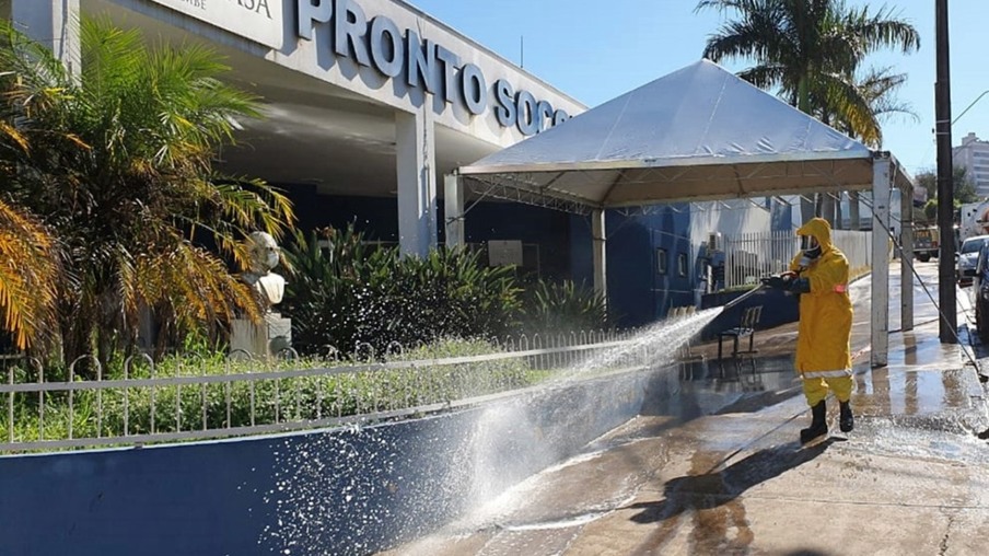 Sanepar repete desinfecção do entorno de hospitais de Londrina