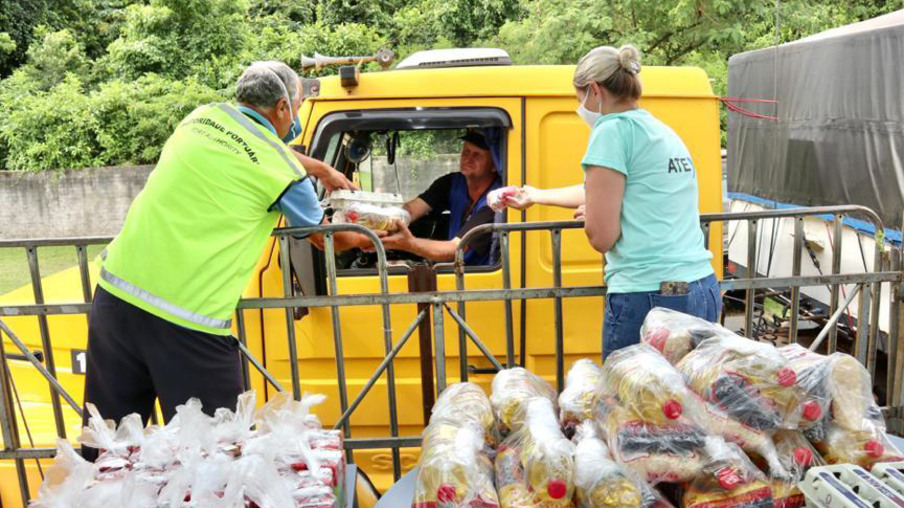 Caminhoneiros recebem kit alimentação no Porto de Paranaguá