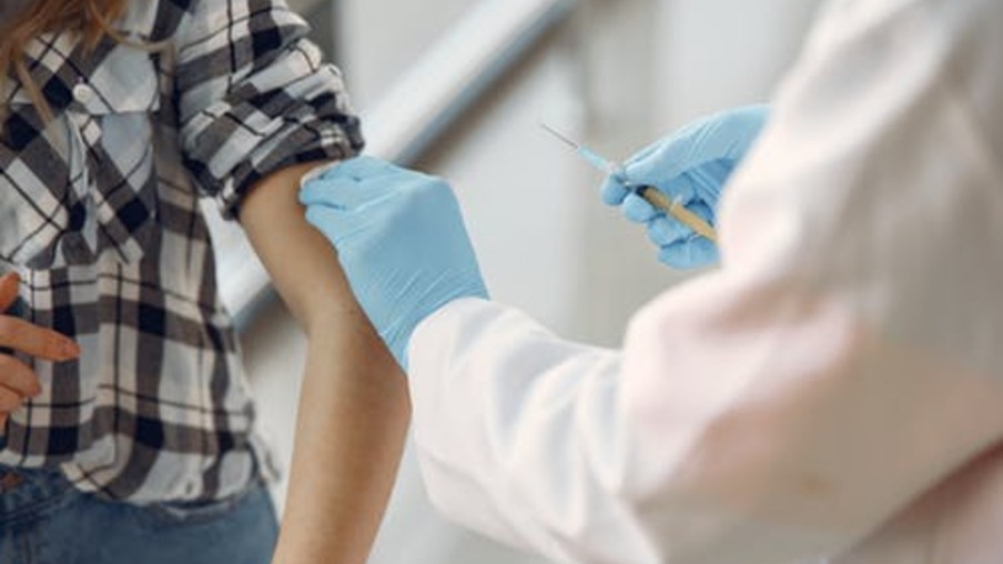 Vacina contra coronavírus testada em humanos gera “resposta imunológica” e é segura, diz empresa