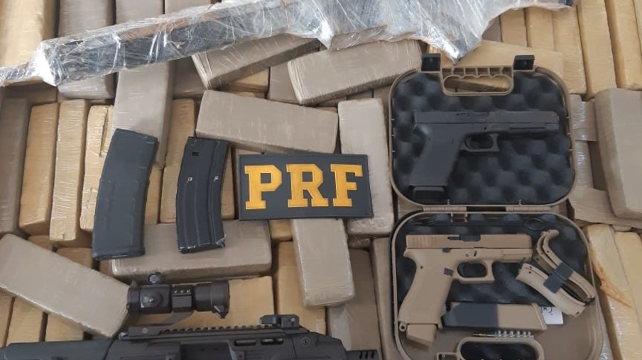 PF e PRF estouram depósito com toneladas de maconha, fuzis e pistolas em Palotina