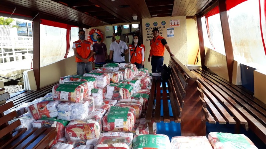 Defesa Civil entrega 11.800 litros de álcool, máscaras e donativos