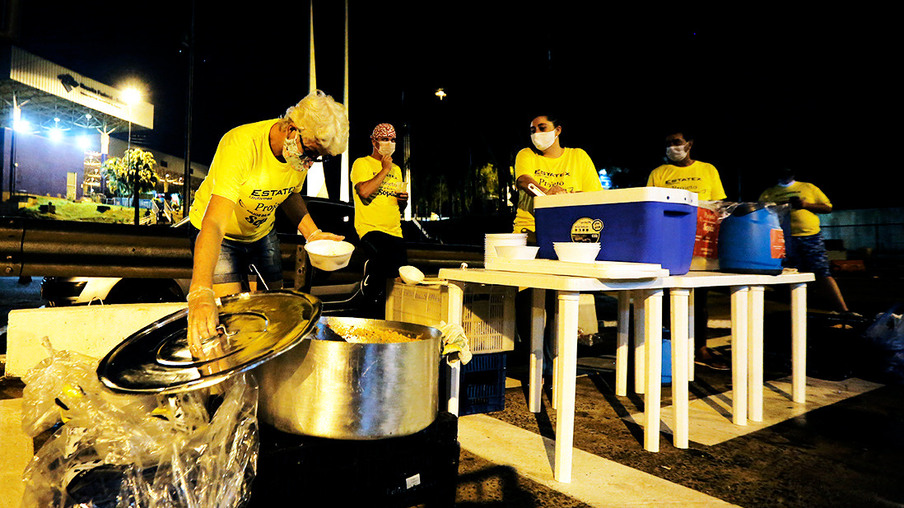 Covid-19: Voluntários que levam comida e banho aos paraguaios parados na Ponte da Amizade serão testados
