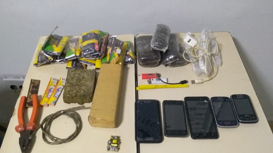 Homem é preso arremessando celulares e drogas na Cadeia Pública de Marechal