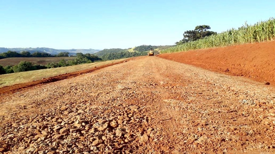Readequação de estradas rurais beneficia agronegócio