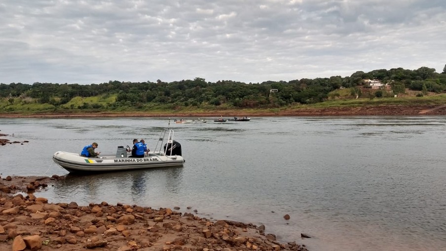 Ocupante da embarcação que afundou no Rio Paraná diz que barco causador do acidente era da Marinha