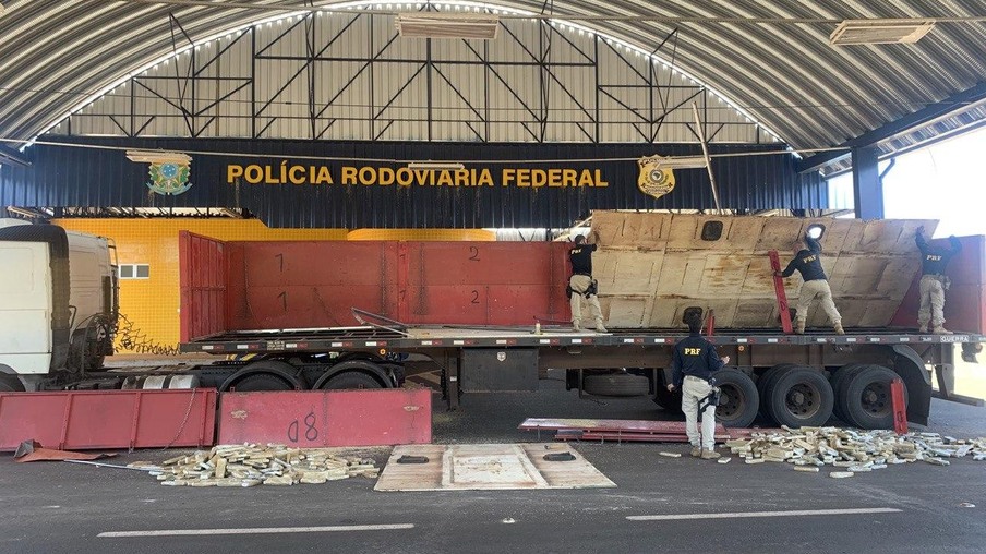 Caminhão é apreendido com mais de meia tonelada de maconha em Guaíra