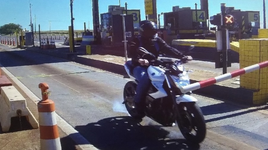 VÍDEO: Motociclista fura pedágio, cai e toma prejuízo de R$ 3 mil em Corbélia