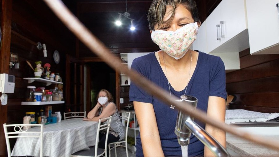Vulnerabilidade de trabalhadoras domésticas aumenta na pandemia