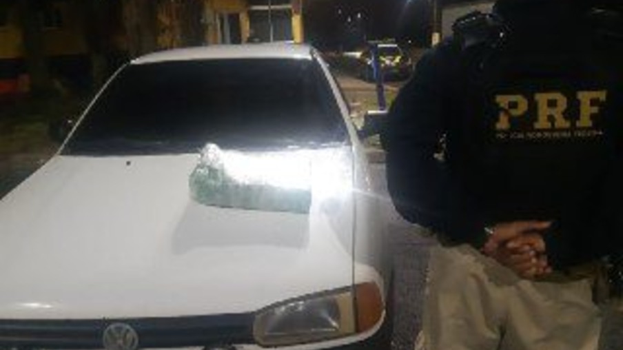 Polícia apreende maconha que estava sob os pés de passageira de veículo com placas de Francisco Beltrão