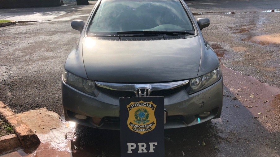 Carro roubado em Londrina a caminho de Foz do Iguaçu é recuperado pela PRF