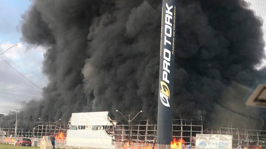 Imagens impressionantes mostram incêndio em fábrica da Pro Tork em Siqueira Campos
