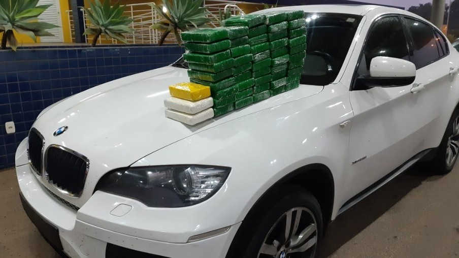BMW com placas de Cascavel é detida com R$ 2 milhões em cocaína