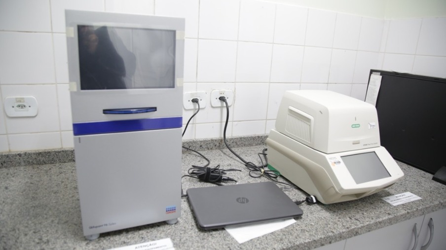 Foz recebe equipamento que amplia a capacidade de testes de covid-19