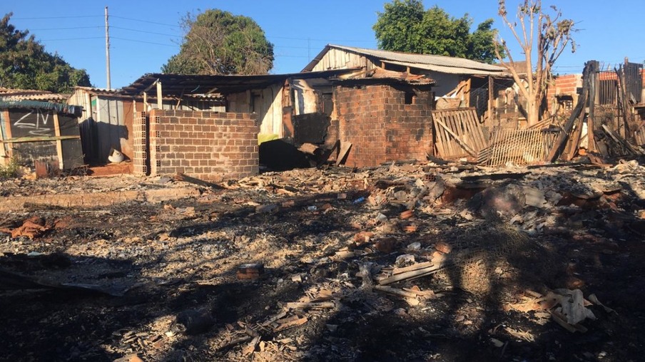 Incêndio no Interlagos: vizinhos ajudam a separar o que sobrou de casas queimadas