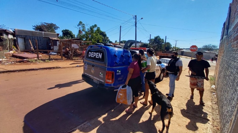 Agentes do Depen entregam doações para famílias que tiveram casas queimadas no Interlagos