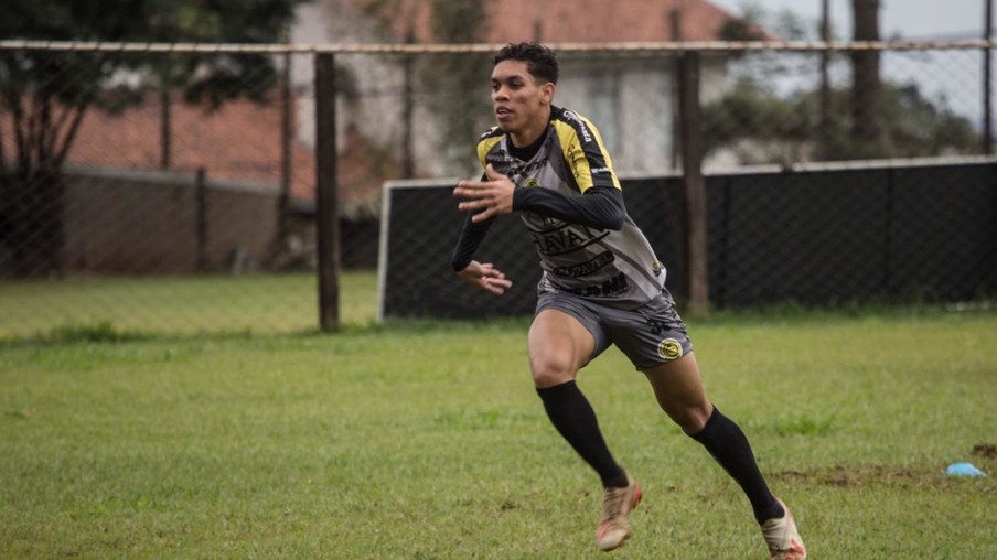 Paulo Baya, atacante do FC Cascavel, tem resultado positivo para covid-19