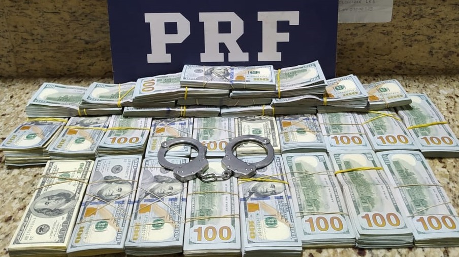 PRF apreende 268 mil dólares em Santa Terezinha de Itaipu; veja vídeo
